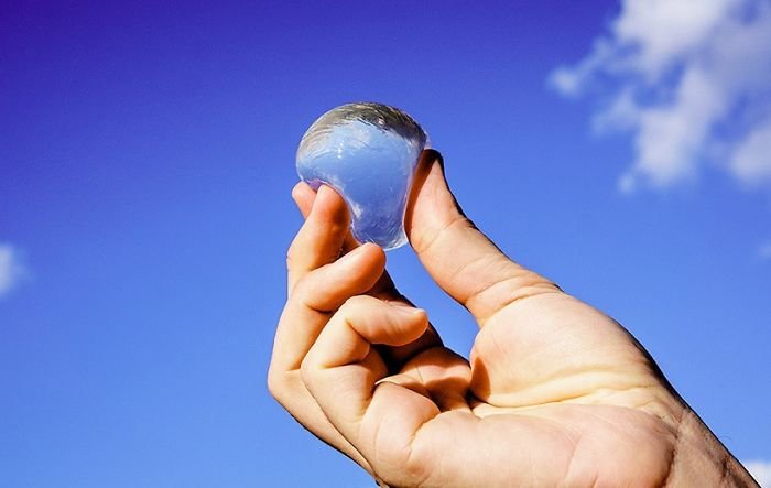 Bolhas de água comestíveis podem substituir garrafas plásticas