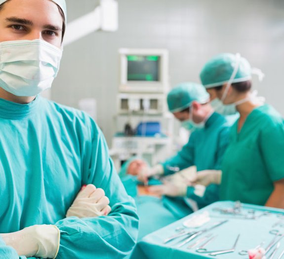 Por que os médicos usam roupas verdes ou azuis nas salas de cirurgia?