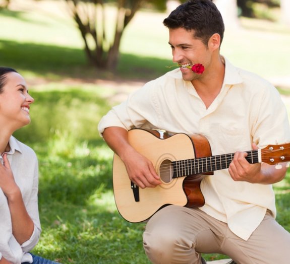 Homens: vocês são mais atraentes quando estão com um violão em mãos