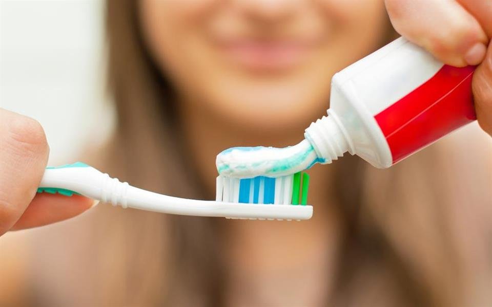beneficios de la pasta dental en la cara