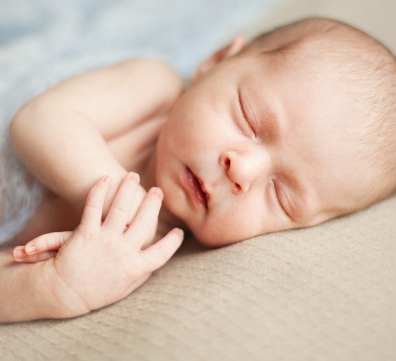 8 costumes estranhos que são feitos antes e após o nascimento dos bebês