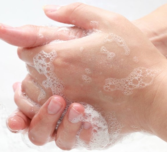 Descubra os riscos de lavar as mãos com sabão antibacteriano