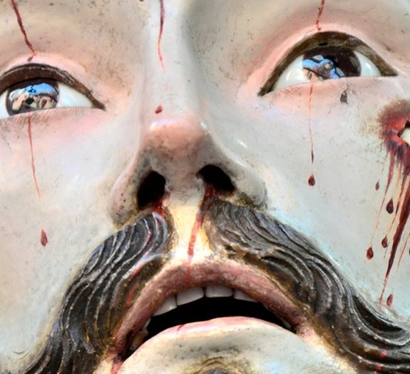 Restauradores descobrem algo bizarro em estátua de 300 anos de Jesus Cristo