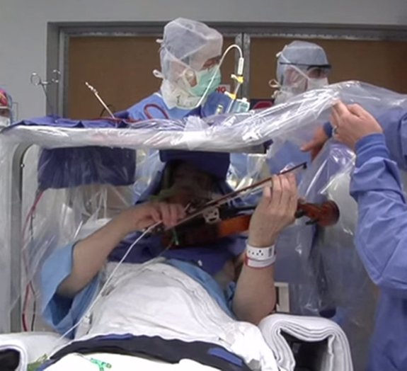 Homem toca violino para ajudar em sua cirurgia cerebral