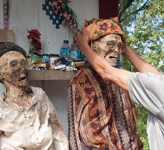 Ritual indonésio consiste em desenterrar os mortos, limpá-los e vesti-los