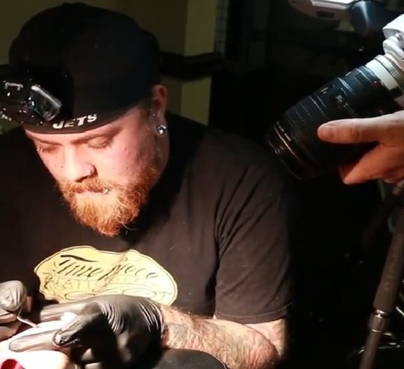 Medo: veja como é fazer uma tattoo em slow motion [vídeo]