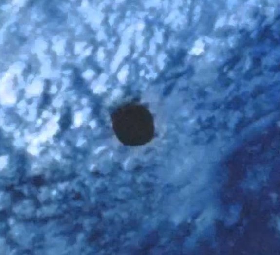Teria a NASA fotografado disco negro gigante “sobrevoando” o oceano?