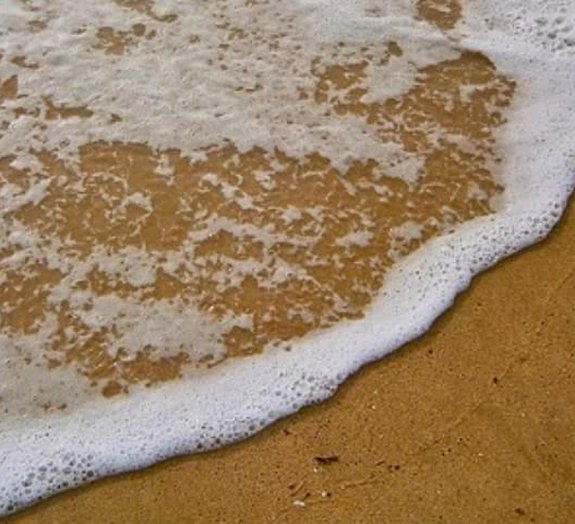 Você sabe por que as ondas do oceano produzem espuma?