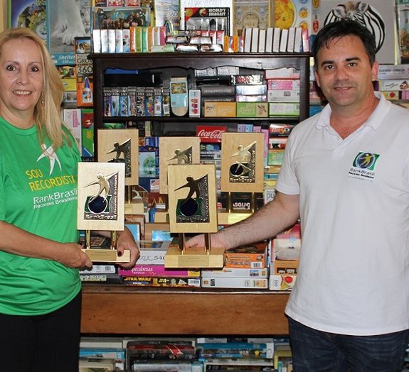 O representante do RankBrasil, Luciano Cadari entrega os troféus de recordista à Luiza Figueiredo / Foto: RankBrasil 