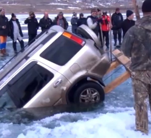 Russos retiram um carro de um lago de maneira incrível! [vídeo]
