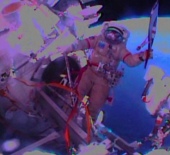 Tocha olímpica é levada para passear no espaço por astronautas russos