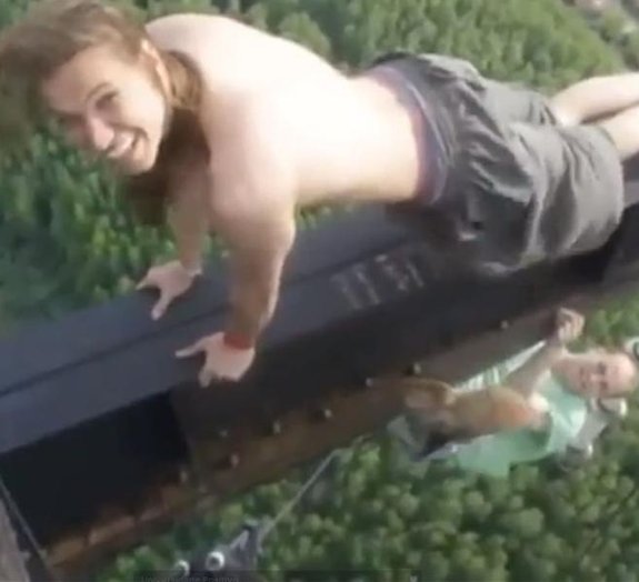 Bizarro: malucos fazem exercícios no topo de uma torre [vídeo]