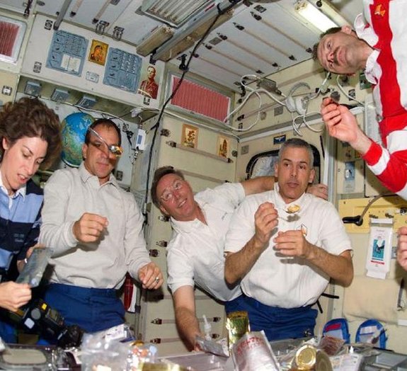 Quer saber como os astronautas realmente se alimentam no espaço? [galeria]