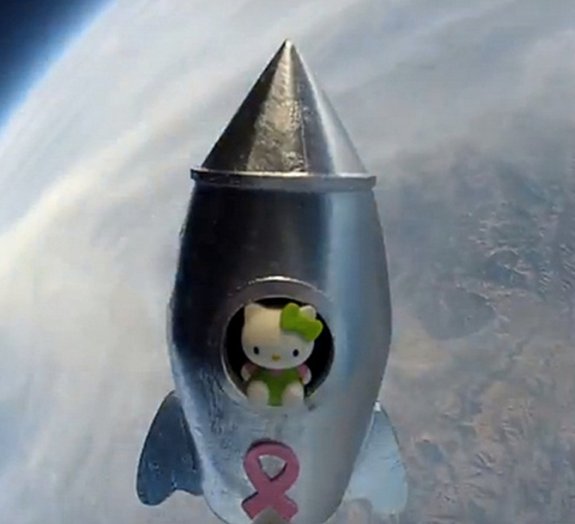 Hello Kitty viaja ao espaço a bordo de pequeno foguete de brinquedo [vídeo]
