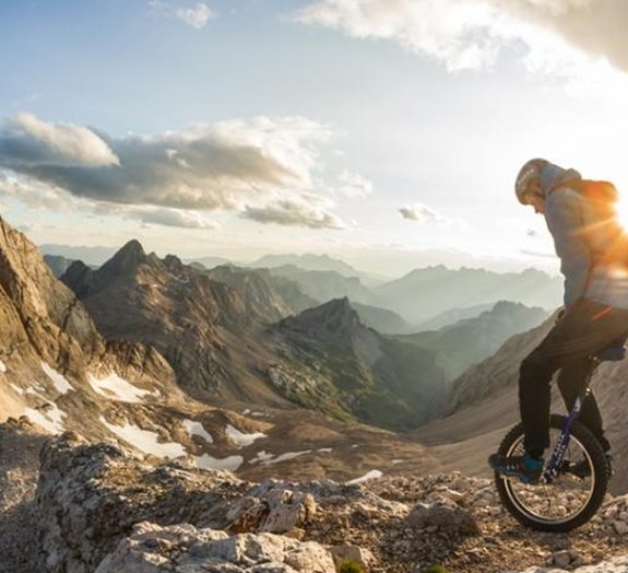 Procurando um esporte radical? Experimente descer montanhas de monociclo!