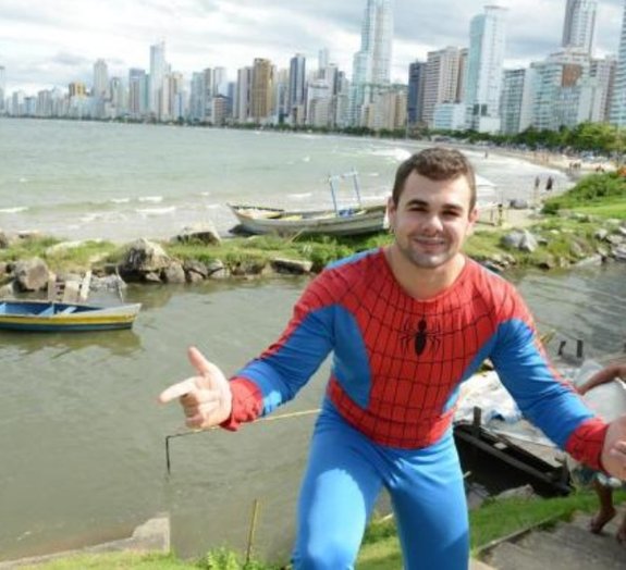 Rapaz fantasiado de super-herói faz justiça em Balneário Camboriú