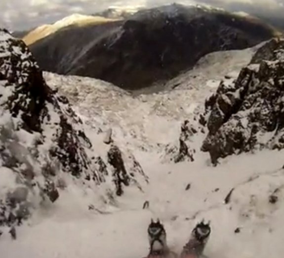 Alpinista desaba no gelo e câmera registra a queda [vídeo]
