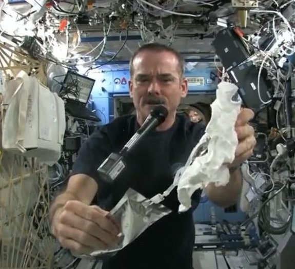 Astronauta mostra como é incrível torcer um pano molhado no espaço [vídeo]