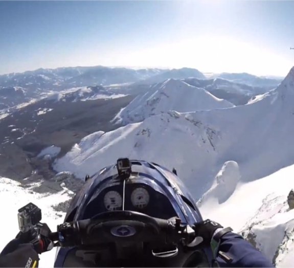 Piloto de snowmobile realiza salto incrível e é salvo pelo paraquedas