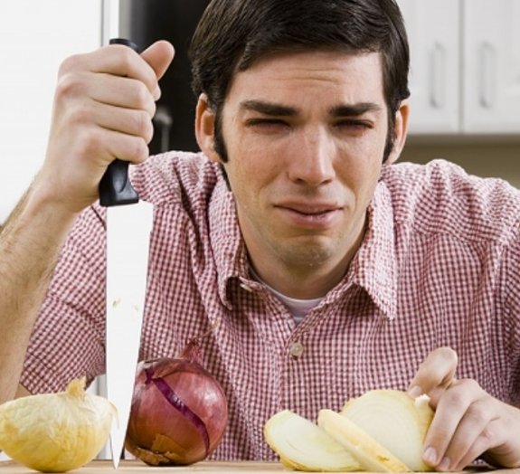 Por que cortar cebolas nos faz chorar?