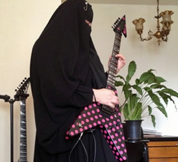 Muçulmana em SP se converte às guitarras de uma banda de Heavy Metal