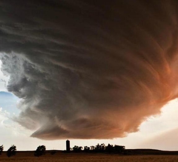Caçadora de tempestades registra o poder e a beleza da natureza