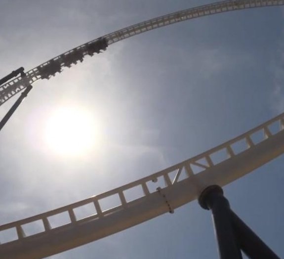 Conheça a montanha-russa com o loop mais alto do mundo [vídeo]