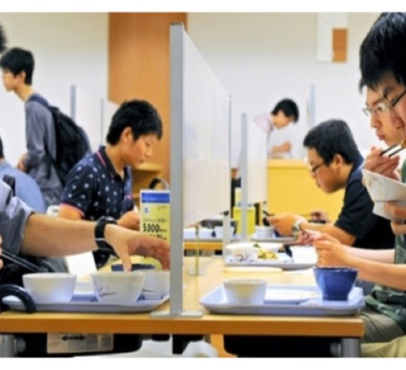 Universidade japonesa instala mesas forever alone no refeitório
