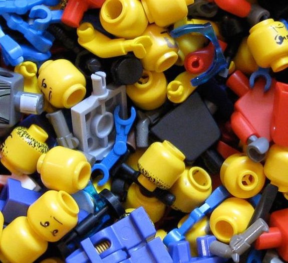 Por que os bonecos de LEGO têm buracos na cabeça?