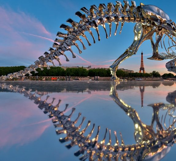 Dinossauro gigante embeleza as margens do rio Sena, em Paris