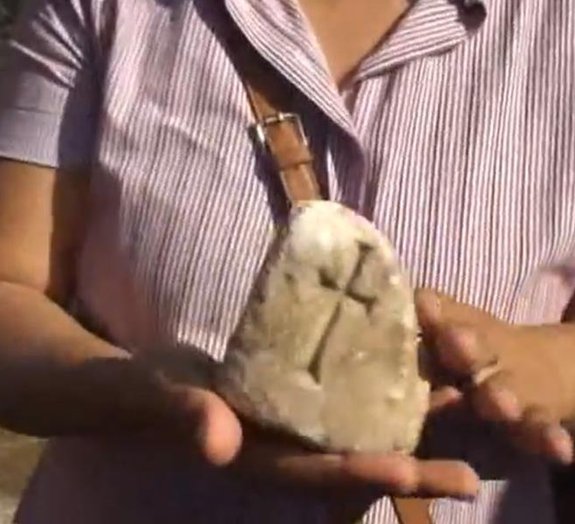 Arqueólogos descobrem relíquia que pode conter pedaço da cruz de Jesus