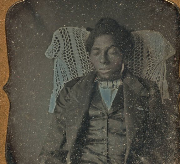Sinistro: capturar fotografias com os mortos foi algo comum no passado