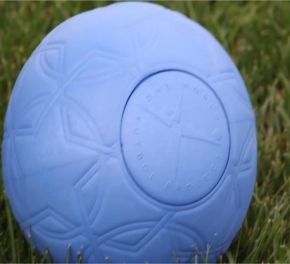 Homem cria bola de futebol indestrutível e muda vida de muitas crianças