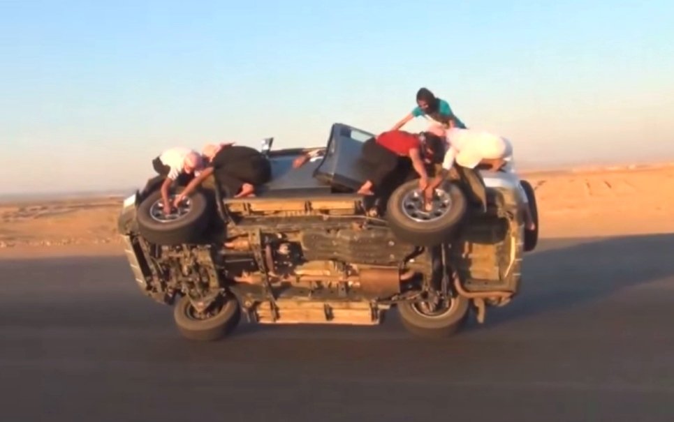 Estes árabes trocam pneus de um carro em movimento – assista!