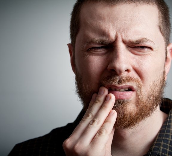 A dor de dente piora mesmo no período da noite?