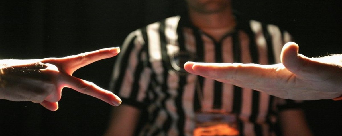 Duas crianças jogando pedra e papel tesoura uma delas está muito