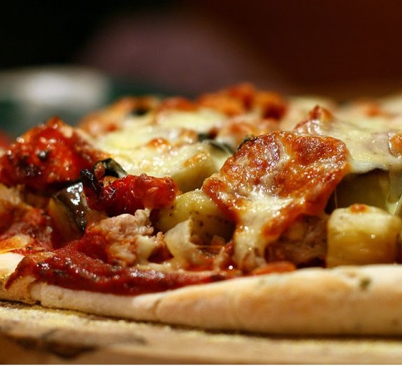 Hoje é Dia da Pizza! Que tal celebrar com 15 das mais inusitadas do mundo?