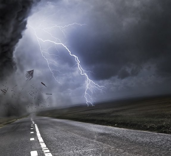 Russos filmam tornado destruir propriedade durante tempestade [vídeo]