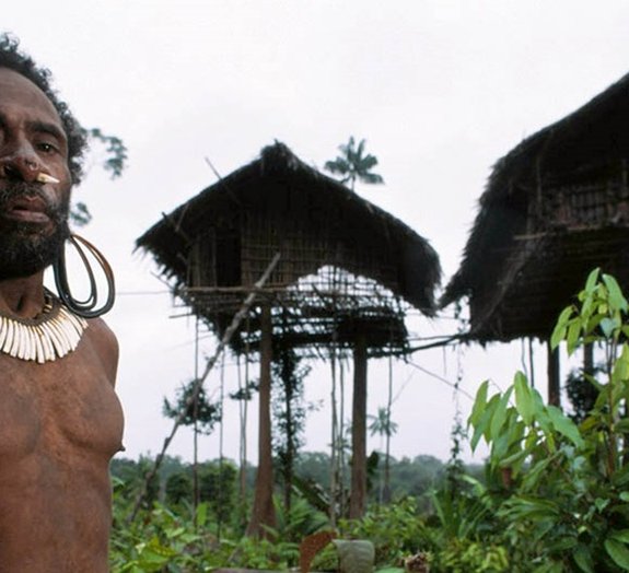 Canibalismo: conheça os Korowai, a última tribo antropófaga existente