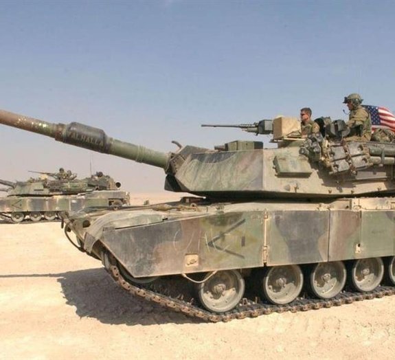 Qual o modo mais insano de testar o freio de um tanque de guerra? [vídeo]