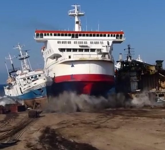 É assim que se manobram navios na Turquia [vídeo]