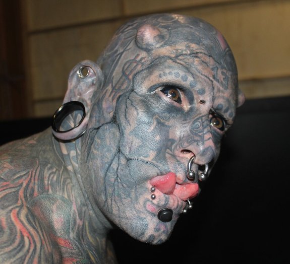 Bizarro: homem tatua 99% do corpo e se torna recordista no Brasil