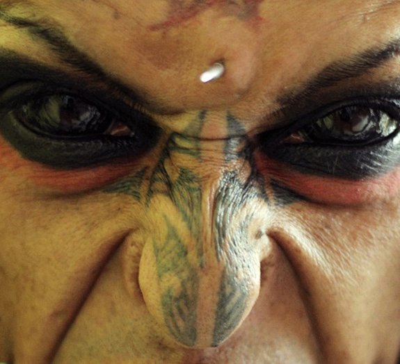 Conheça o colombiano de olhos tatuados que é o DJ mais 'demoníaco' do mundo