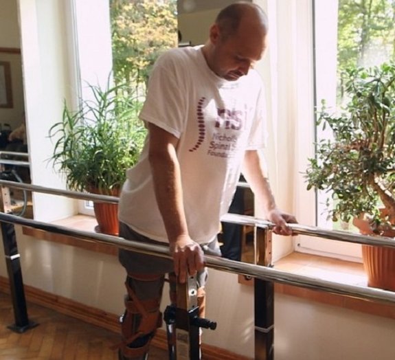 Homem paralisado volta a caminhar após tratamento com células do nariz