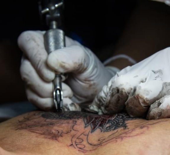 Se a pele está constantemente se regenerando, por que as tattoos não somem?
