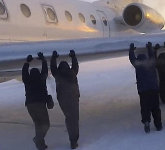 Na Rússia, passageiros ajudam a empurrar aeronave [vídeo]