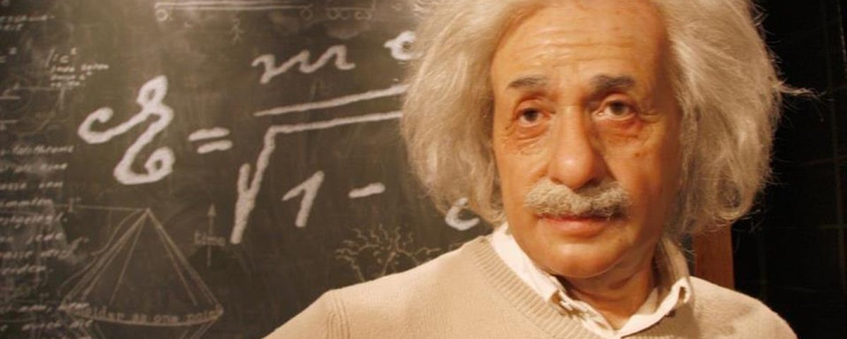 Por que o Albert Einstein fica mais forte quando viaja? - Charada e  Resposta - Geniol