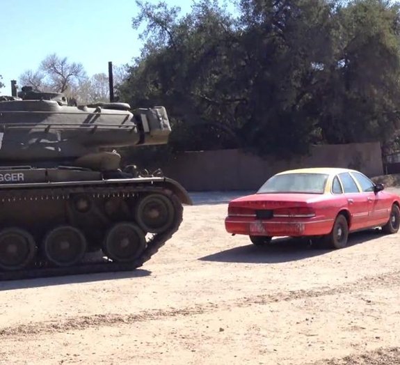 Schwarzenegger vai atropelar de tudo com seu tanque de guerra [vídeo]