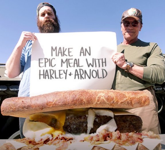 Bizarro: Schwarzenegger prepara sanduíche em seu tanque de guerra [vídeo]