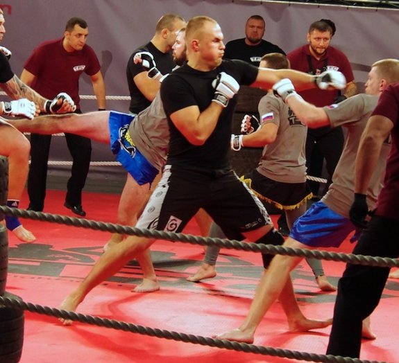 Insano: russos lançam campeonato de MMA entre equipes [vídeo]